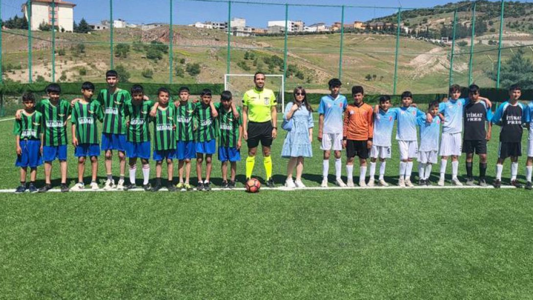 19 Mayıs Atatürk'ü Anma, Gençlik ve Spor Bayramı etkinlikleri kapsamında ilçemizde Ortaokullar Futbol Karşılaşması düzenlendi.