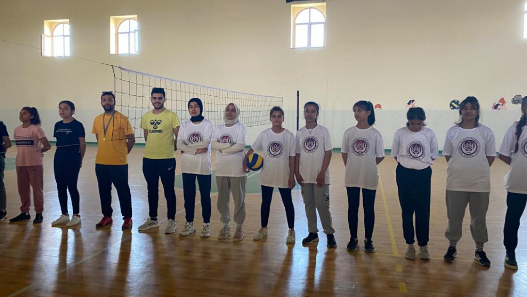 19 Mayıs Atatürk'ü Anma, Gençlik ve Spor Bayramı etkinlikleri kapsamında İlçemiz Liseler Arası Voleybol Turnuvası düzenlendi.