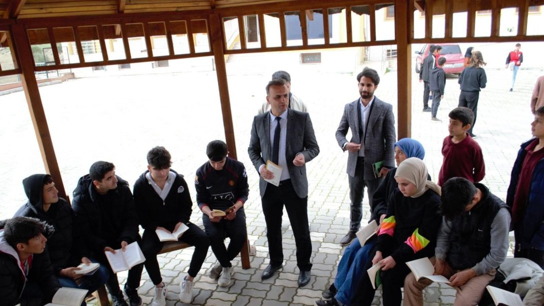 ''Kütüphaneler Haftası'' Okuma programına katılan İlçe Milli Eğitim Müdürümüz Sayın Mehmet KANKILINÇ, öğrencilerle kitap üzerine sohbet ettiler.