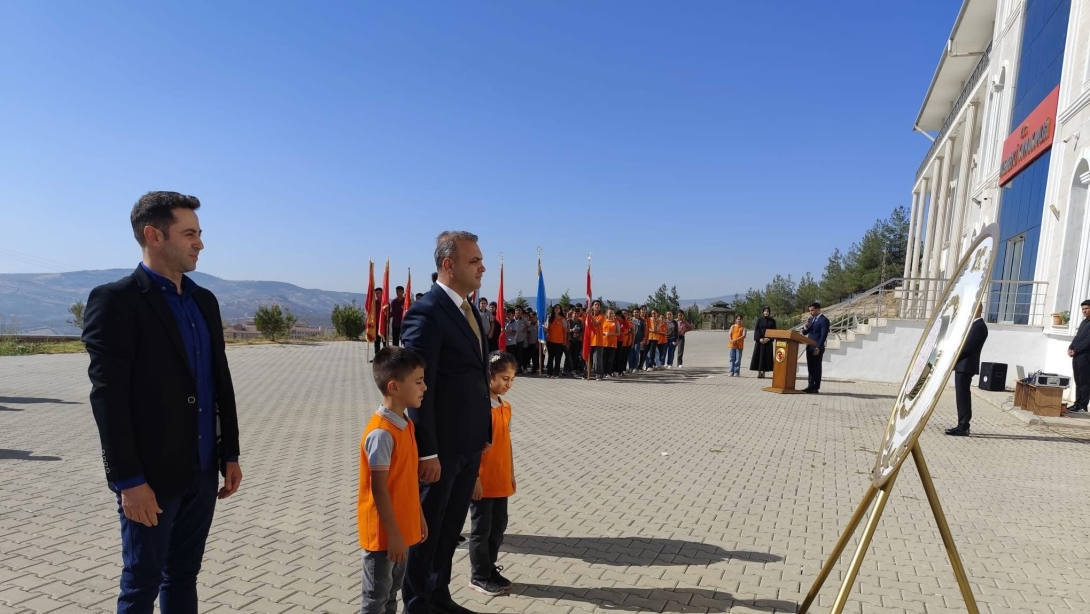 ''Çocuklarımızın İkinci Yuvaları Olan Okullarımızın Açılışı Dolayısıyla İlçemizde İlköğretim Haftası Çelenk Sunumu Programı Gerçekleştirildi. ''
