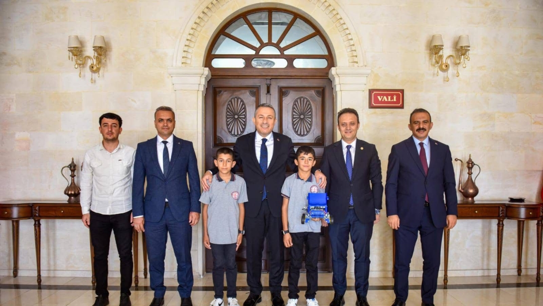 ''Geleceğin Mühendisleri, Bilim İnsanları ve Teknoloji Yıldızlarımız Olan Öğrencilerimiz, TEKNOFEST Yolculuğu Öncesinde Valimiz Sayın Tahir Şahin'i Ziyaret Etti.''